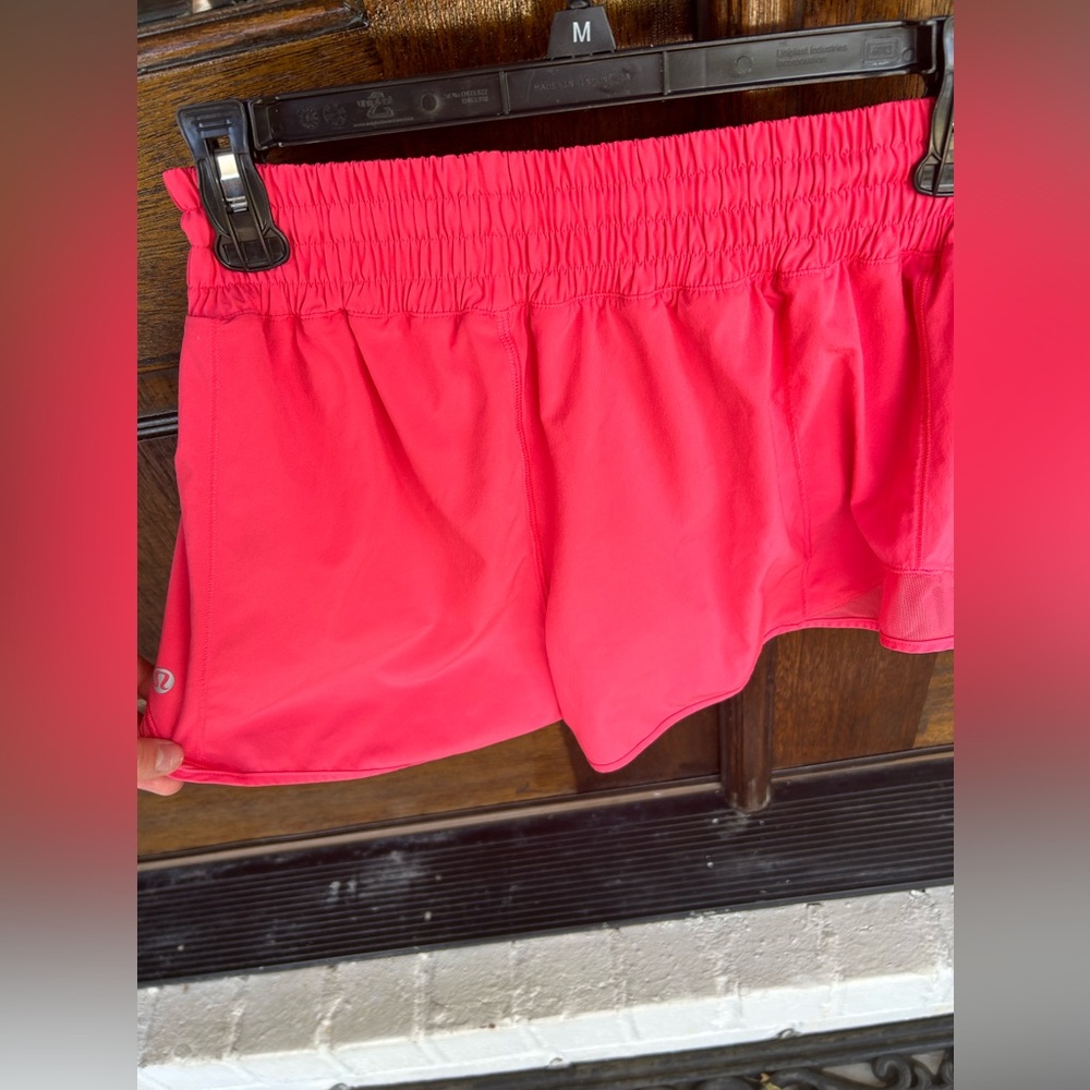 Lip gloss pink Lululemon hottie hots 2.5 inseam size 8